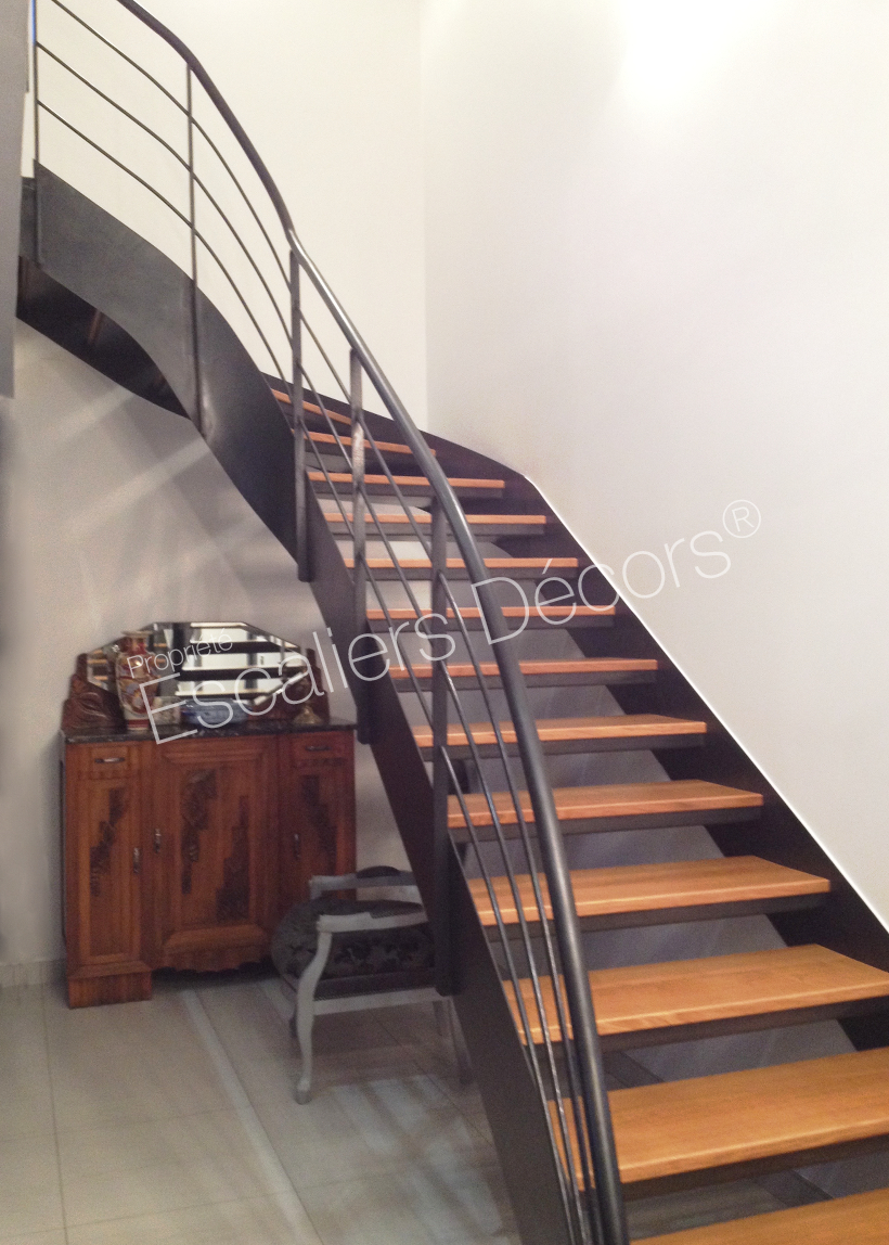 Photo DT125 - ESCA'DROIT® balancé formant 1/4 Tournant Intermédiaire. Escalier intérieur en acier et bois au design contemporain. Vue 4