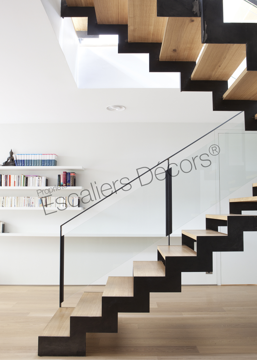 Photo DT127 - ESCA'DROIT® avec Palier Intermédiaire. Escalier d'intérieur en acier, bois et verre pour un intérieur type loft.