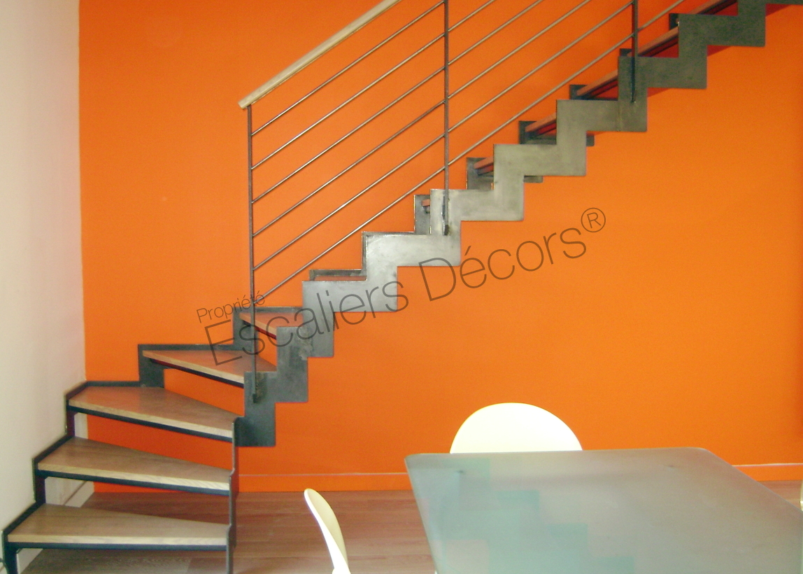 Photo DT81 - ESCA'DROIT® 1/4 Tournant Bas sans poteau de balancement. Escalier d'intérieur contemporain métallique pour une décoration graphique type loft. Vue 2