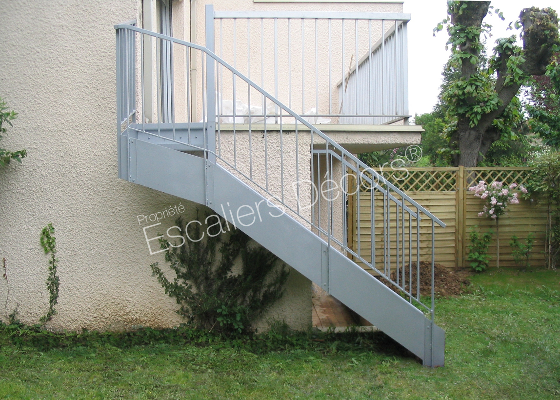Photo DT105 - ESCA'DROIT® 1/4 Tournant Haut. Escalier extérieur en métal et béton pour accès du rez de jardin à la terrasse.