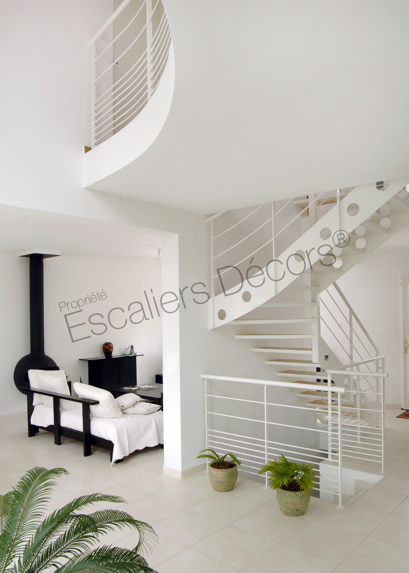 Photo DT42 - ESCA'DROIT® 1/4 Tournant Intermédiaire. Escalier intérieur design en métal et bois pour une décoration contemporaine. Vue 2