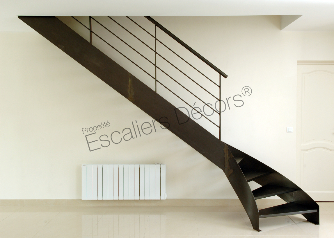 Photo DT40 - ESCA'DROIT® Balancé. Escalier intérieur métallique au design contemporain avec départ balancé formant un quart tournant bas. Vue 3