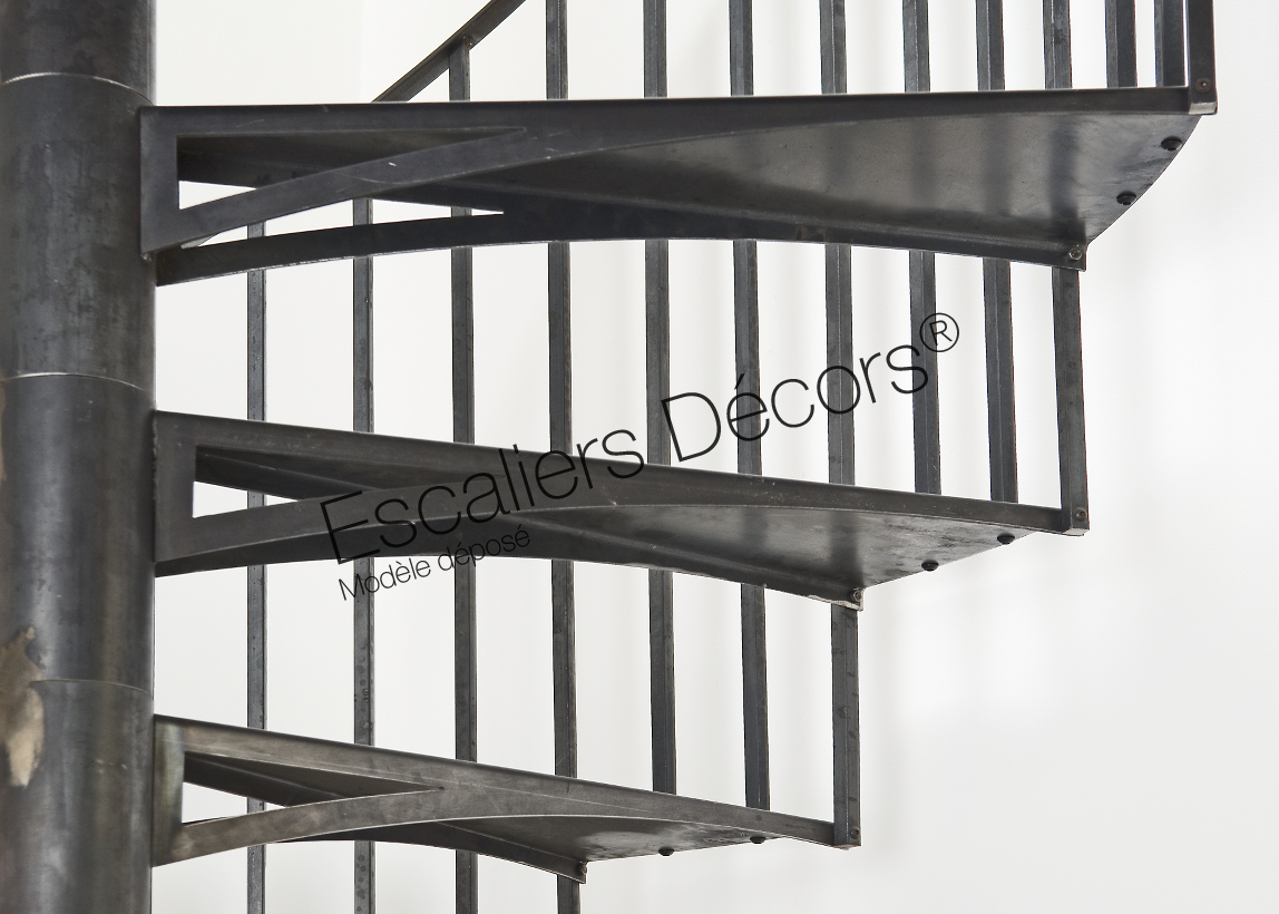 SH19 - SPIR'DÉCO® Atelier Loft. Exemple présenté diamètre 1,530 m. Escalier acier d'intérieur hélicoïdal de notre gamme Initiale. Vue 7
