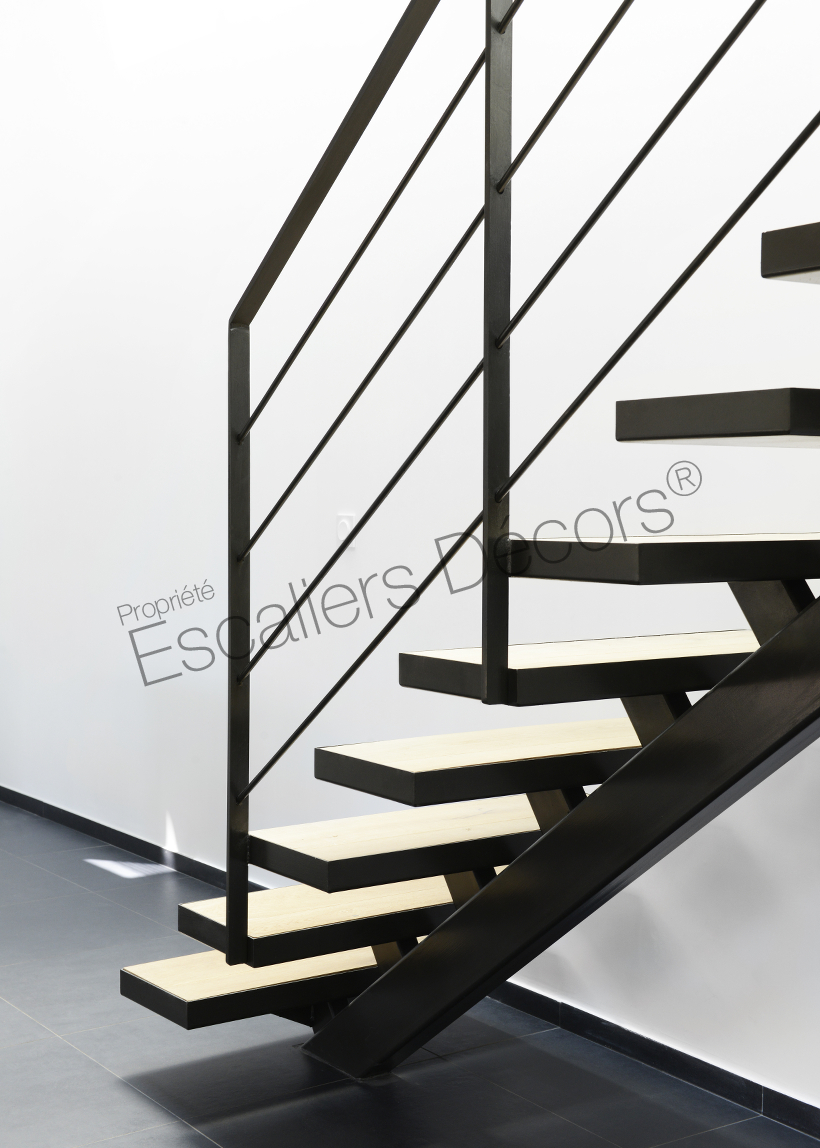 Photo DT119 - ESCA'DROIT® sur Limon Central. Escalier d'intérieur en acier et bois design installé dans une maison en bois.