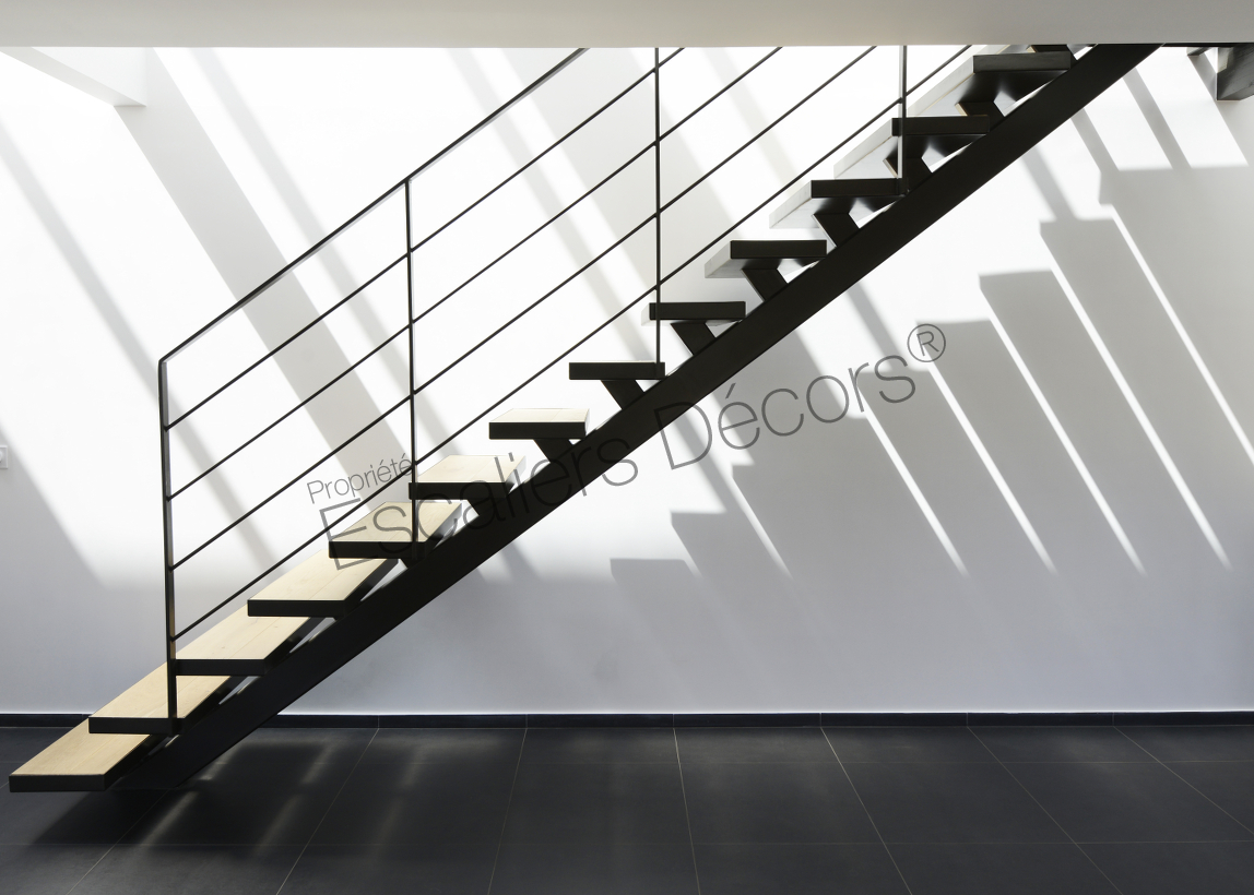 Photo DT119 - ESCA'DROIT® sur Limon Central. Escalier d'intérieur en acier et bois design installé dans une maison en bois. Vue 2