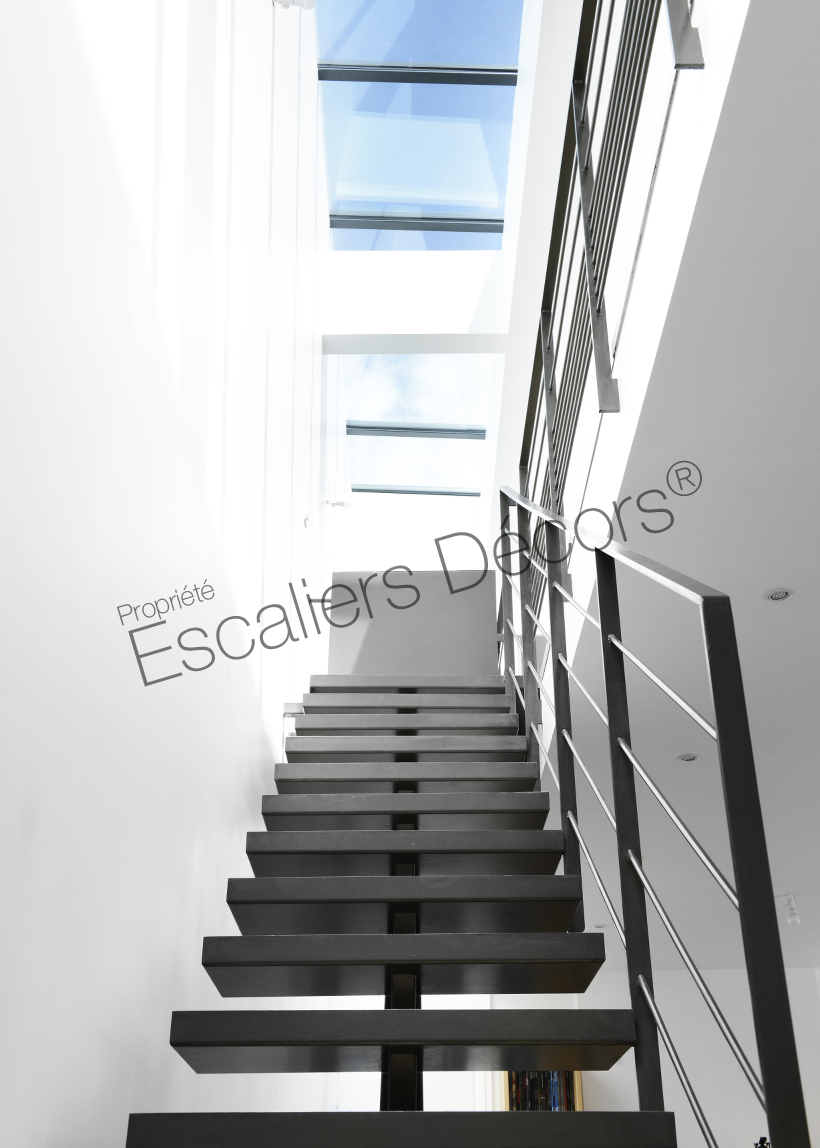 Photo DT119 - ESCA'DROIT® sur Limon Central. Escalier d'intérieur en acier et bois design installé dans une maison en bois. Vue 6