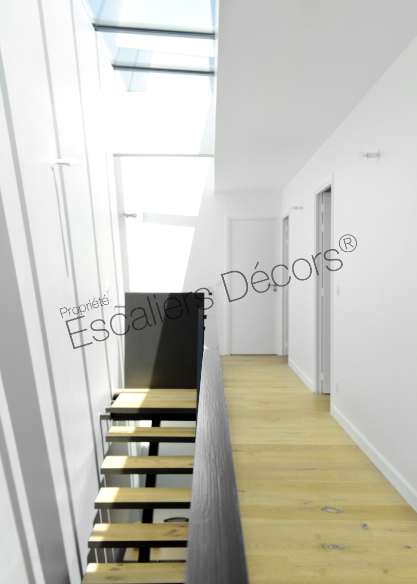 Photo DT119 - ESCA'DROIT® sur Limon Central. Escalier d'intérieur en acier et bois design installé dans une maison en bois. Vue 7