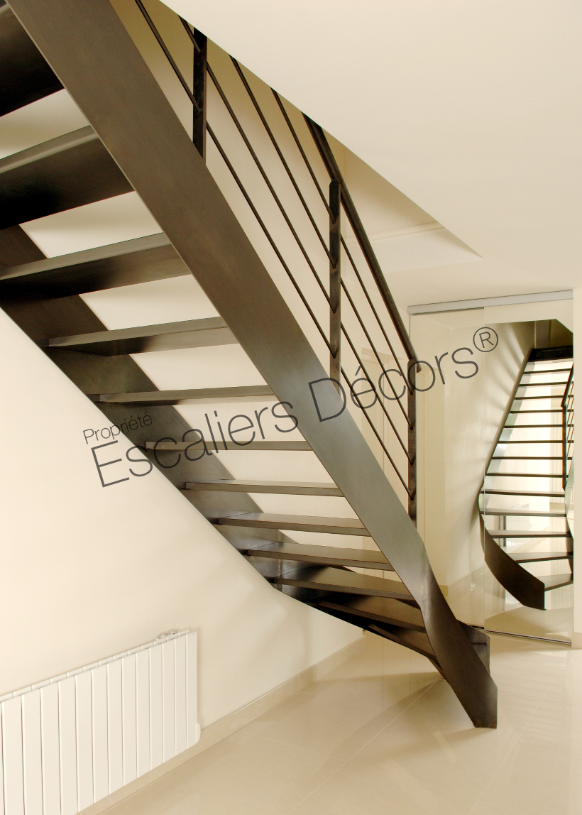Photo DT40 - ESCA'DROIT® Balancé. Escalier intérieur métallique au design contemporain avec départ balancé formant un quart tournant bas. Vue 2
