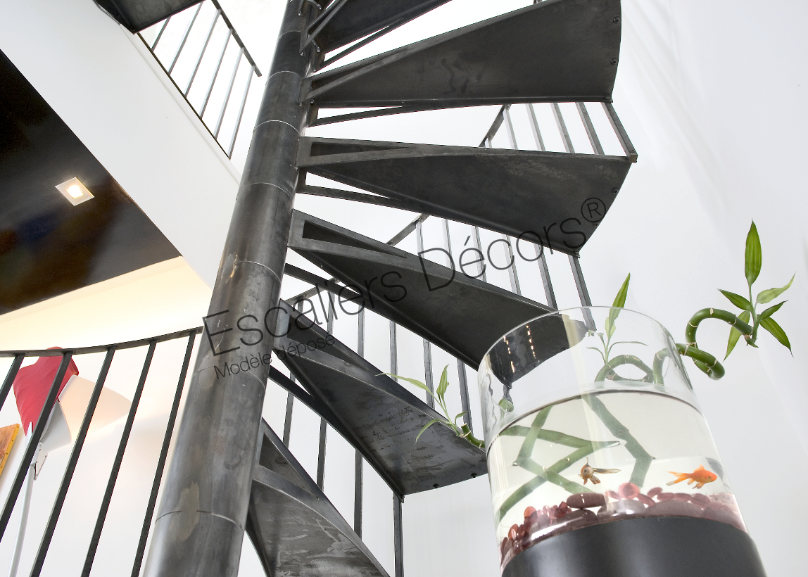 SH19 - SPIR'DÉCO® Atelier Loft. Exemple présenté diamètre 1,530 m. Escalier acier d'intérieur hélicoïdal de notre gamme Initiale. Vue 6