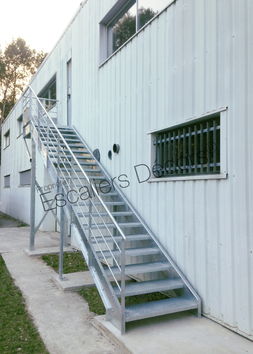 Photo IT12 - ESCA'DROIT® avec palier d'arrivée. Escalier extérieur droit en acier galvanisé.