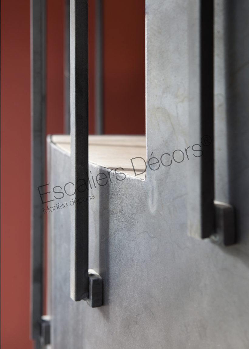 Photo DH84 - SPIR'DÉCO® Art Déco. Escalier hélicoïdal d'intérieur métal et bois. Vue 2