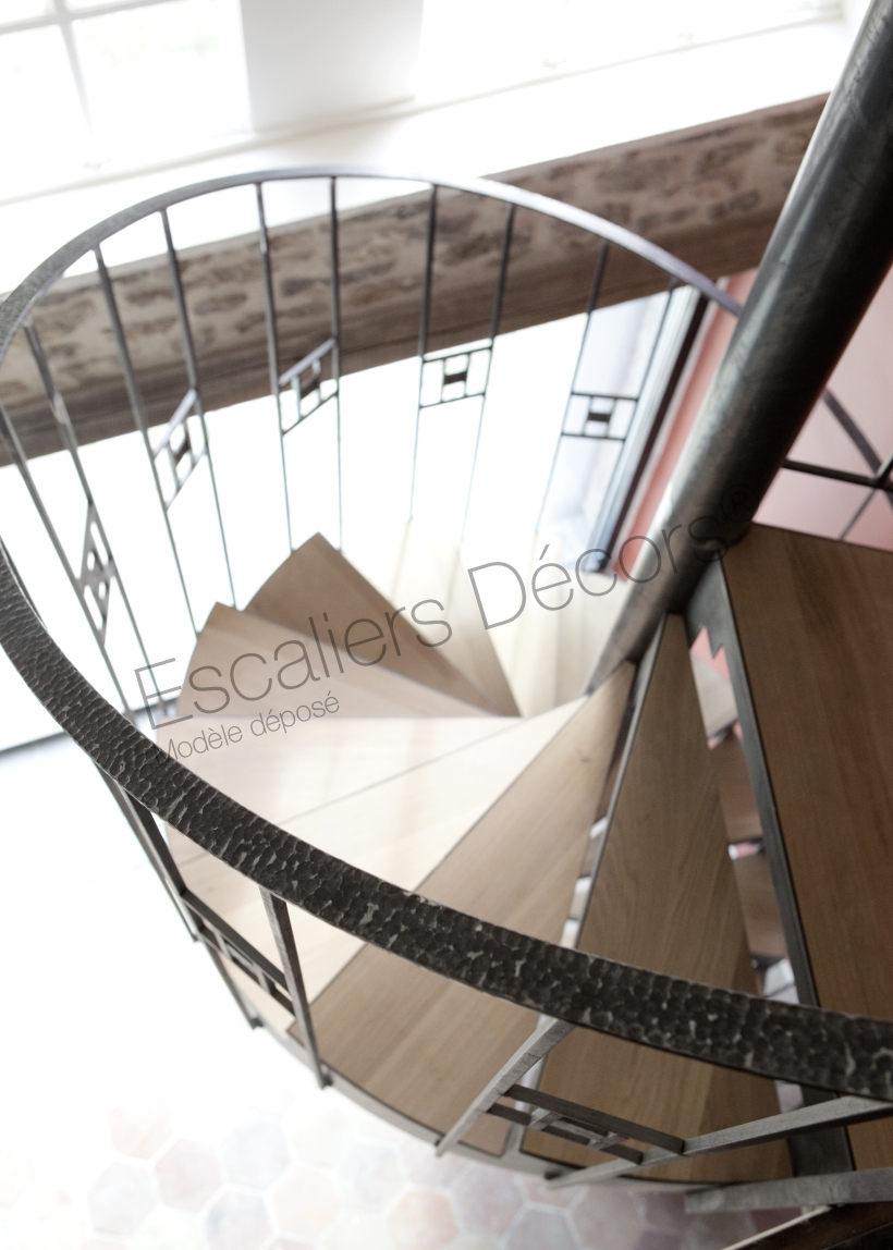 Photo DH84 - SPIR'DÉCO® Art Déco. Escalier hélicoïdal d'intérieur métal et bois. Vue 3