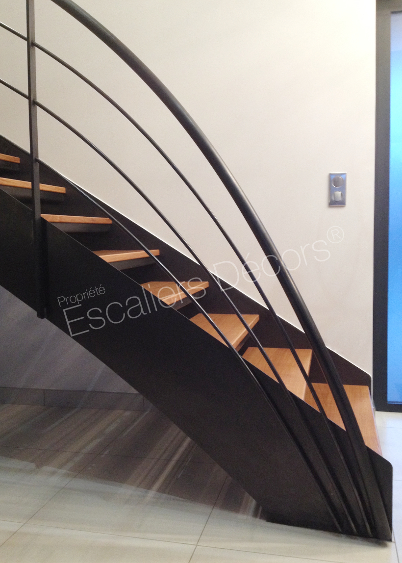 Photo DT125 - ESCA'DROIT® balancé formant 1/4 Tournant Intermédiaire. Escalier intérieur en acier et bois au design contemporain. Vue 2
