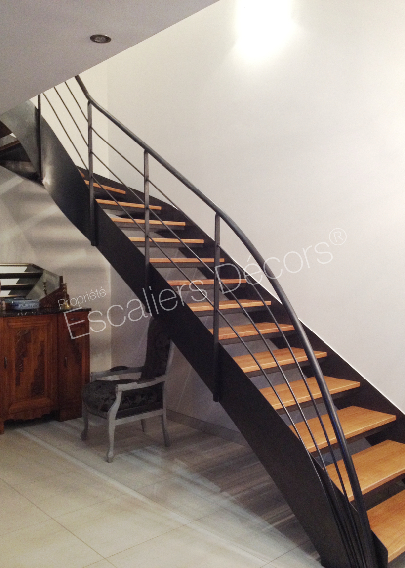 Photo DT125 - ESCA'DROIT® 1/4 Tournant Intermédiaire Balancé. Escalier intérieur en acier et bois au design contemporain. Vue 5