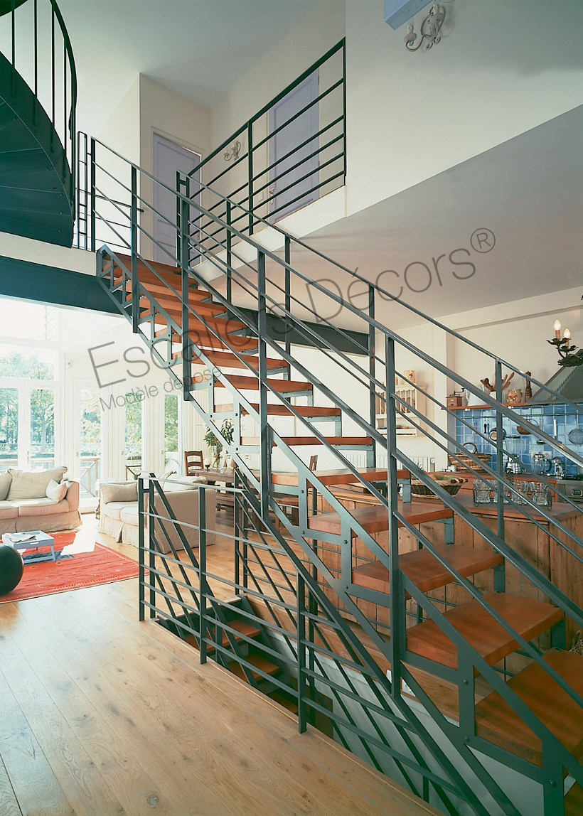 Photo DT2 - ESCA'DROIT®. Escalier droit d'intérieur en acier et bois pour une décoration industrielle vintage.