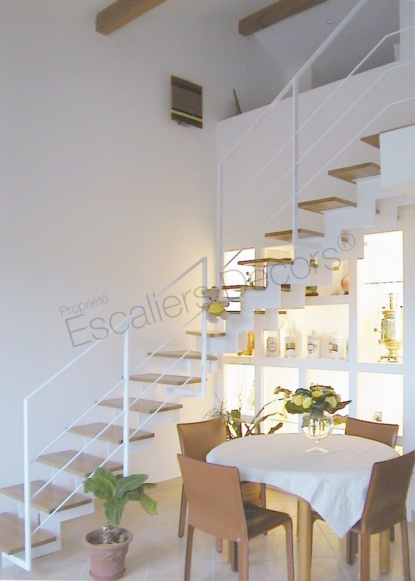 Photo DT35 - ESCA'DROIT® sur limon central 1/4 Tournant Intermédiaire. Escalier d'intérieur en métal et bois pour une décoration contemporaine.
