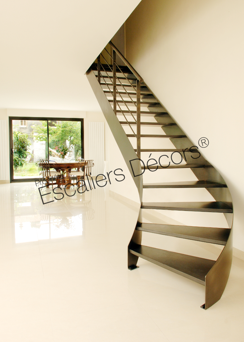 Photo DT40 - ESCA'DROIT® Balancé. Escalier intérieur métallique au design contemporain avec départ balancé formant un quart tournant bas. Vue 4