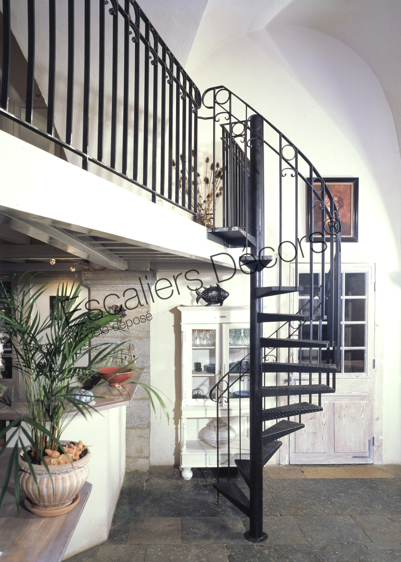 Photo DH2 - SPIR'DÉCO® Larmé. Escalier métallique hélicoïdal intérieur avec rampe à l'ancienne en fer forgé pour une décoration de style rétro. Vue 3