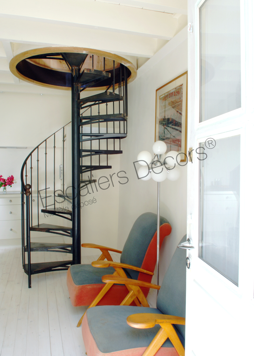 DH58 - Escalier colimaçon intérieur en métal desservant 3 niveaux au look rétro parfait pour une décoration style vintage.