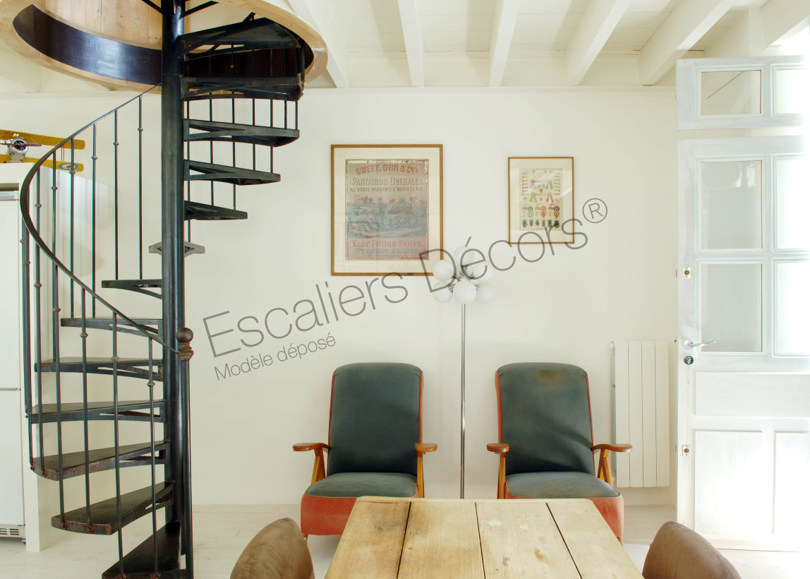 DH58 - SPIR'DÉCO® Standing. Escalier intérieur métallique desservant 3 niveaux au look rétro parfait pour une décoration style vintage. Vue 3