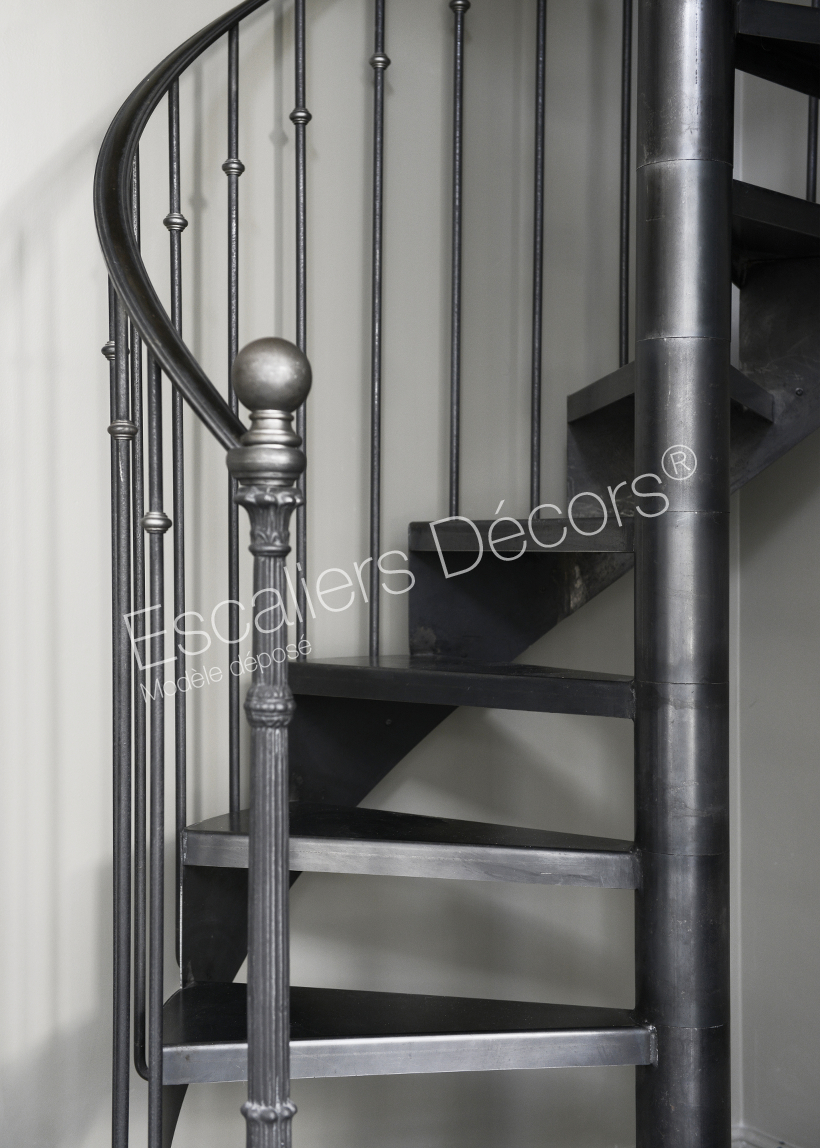 DH122 - SPIR'DÉCO® Bistrot sans contremarche. Escalier intérieur hélicoïdal en acier sur 2 niveaux pour une décoration rétro.
