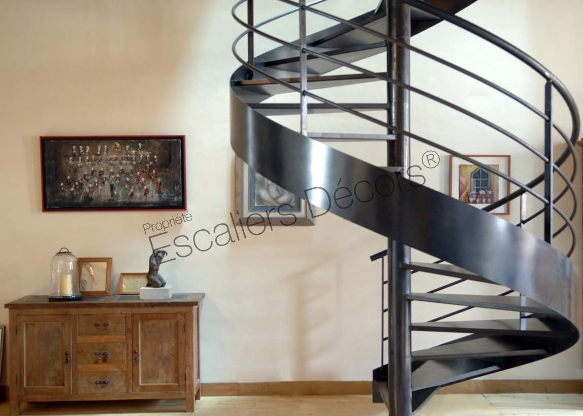 Photo DH42 - Marches caisson Nanoacoustic® tôle lisse sur escalier intérieur hélicoïdal. Vue 2