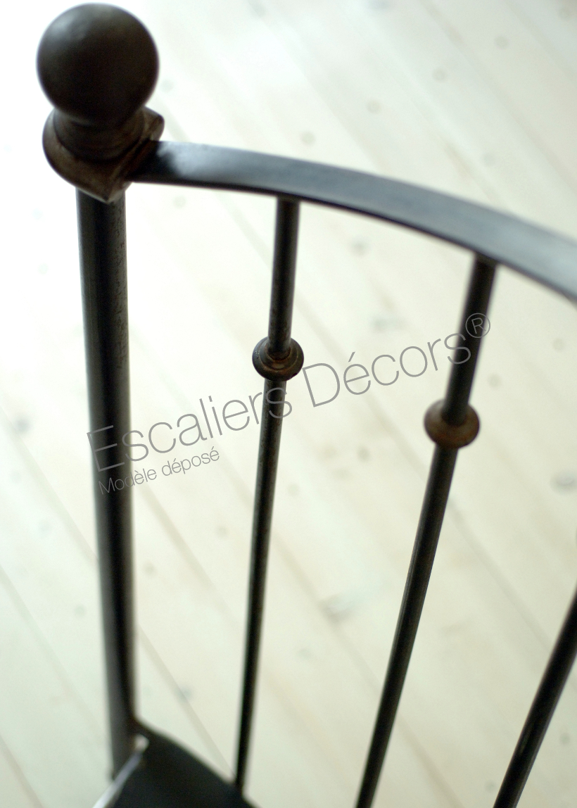 DH59 - SPIR'DÉCO® Standing. Escalier intérieur métallique desservant 3 niveaux au look rétro parfait pour une décoration style vintage. Vue 2