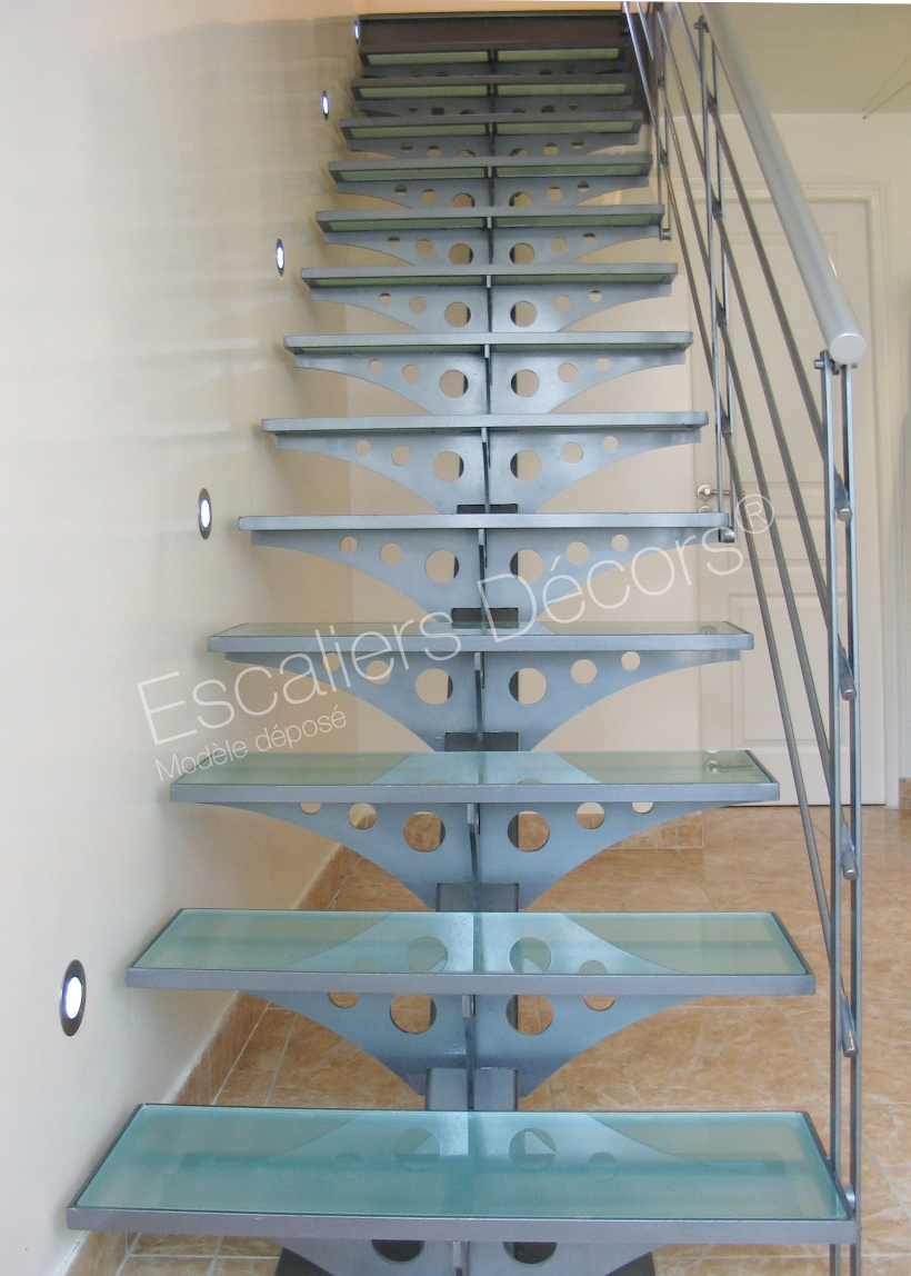 Photo DT26 - ESCA'DROIT®. Escalier intérieur design acier et verre sur limon central pour une décoration contemporaine.