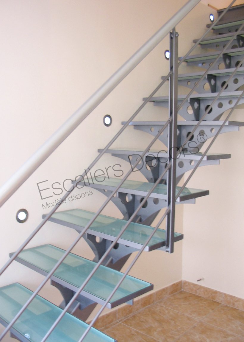 Photo DT26 - ESCA'DROIT®. Escalier intérieur design acier et verre sur limon central pour une décoration contemporaine. Vue 2