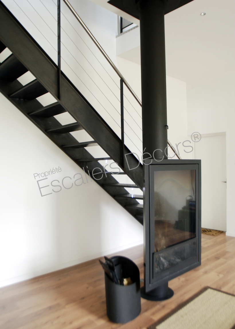 Photo DT38 - ESCA'DROIT®. Escalier métallique d'intérieur design pour une décoration de style industriel ou type loft. Vue 3