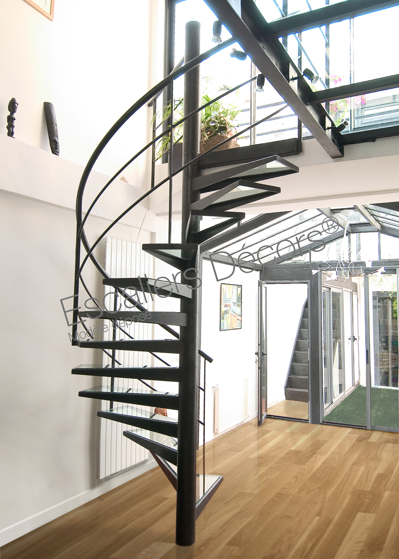 Photo DH30 - SPIR'DÉCO® Dalle de Verre. Escalier d'intérieur hélicoïdal design et contemporain en métal et verre installé dans une maison d'Architecte.