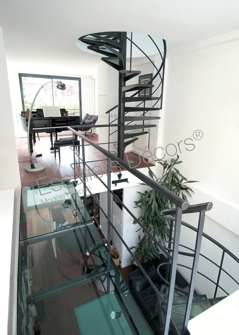 Photo DH30 - SPIR'DÉCO® Dalle de Verre. Escaliers d'intérieur hélicoïdaux design et contemporain en métal et verre installé dans une maison d'Architecte. Vue 2