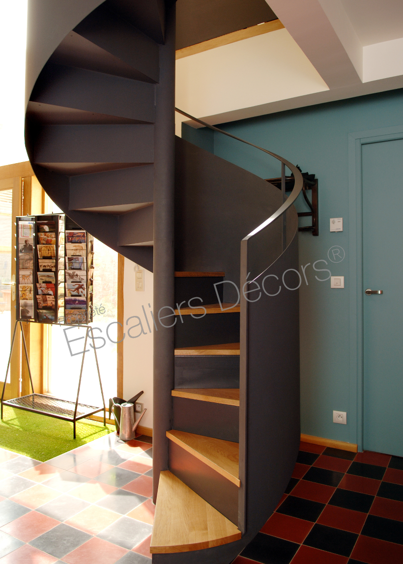 Photo DH53 - SPIR'DÉCO® Standing design avec rampe en voile réalisé en tôle roulée installée dans une maison d'Architecte. Vue 4