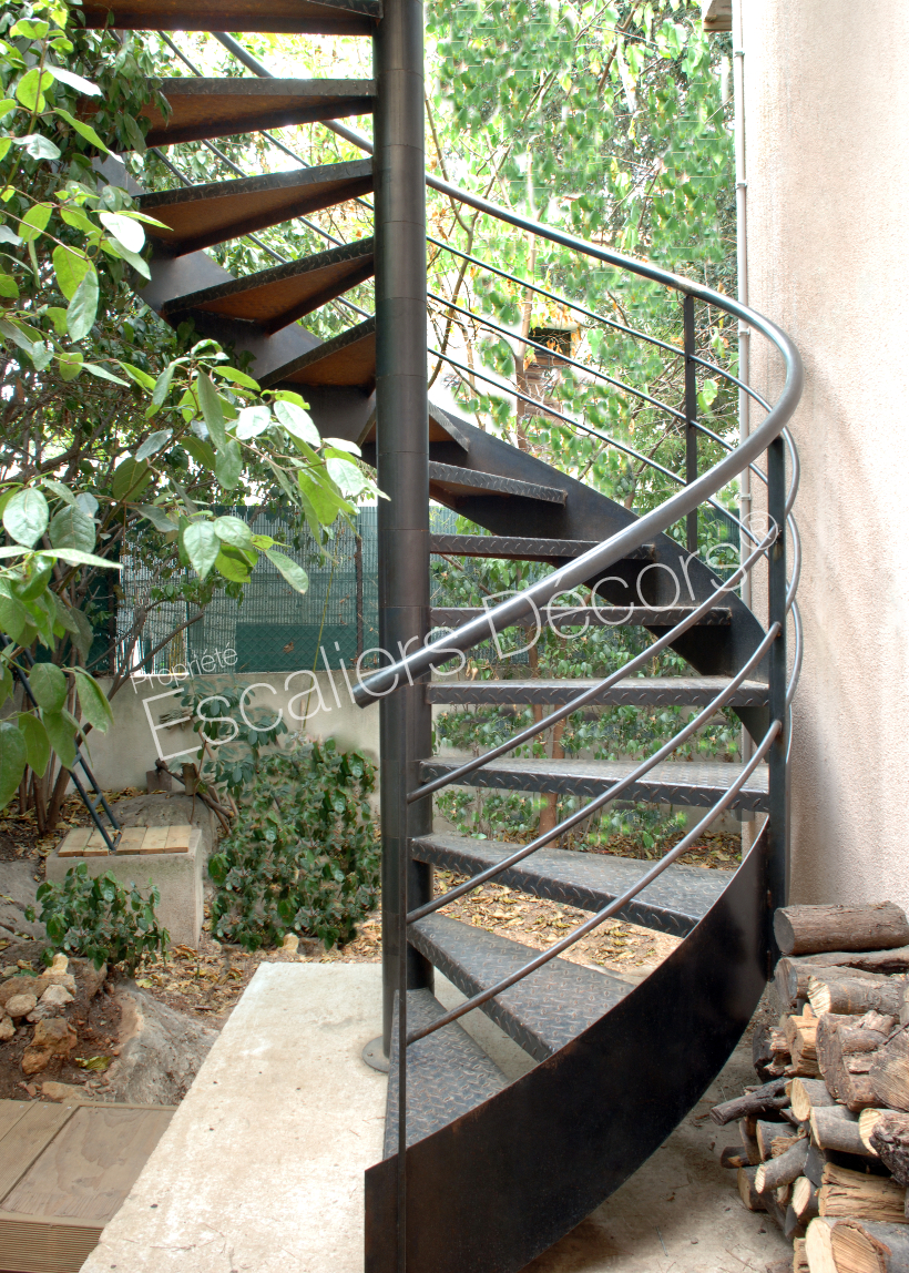 DH54 - SPIR'DÉCO® Larmée. Escalier hélicoïdal extérieur au design contemporain pour accès terrasse.