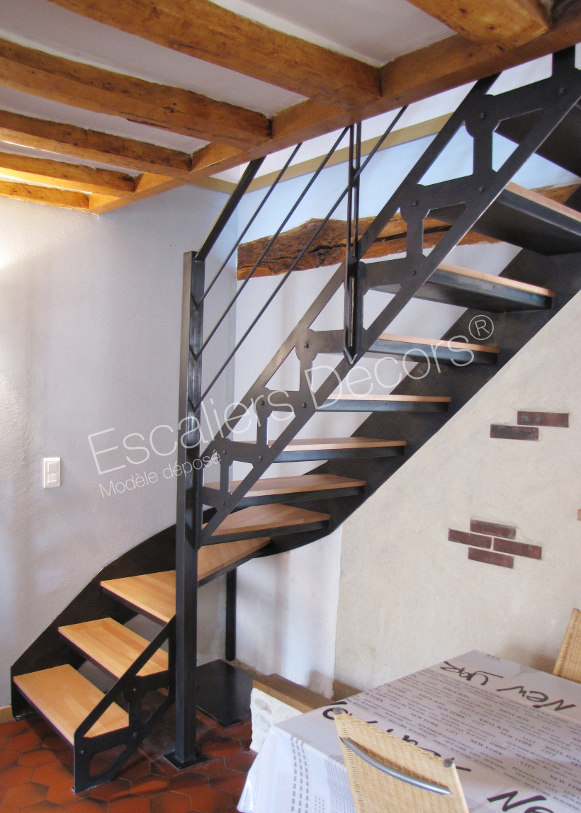 Photo DT104 - ESCA'DROIT® 1/4 tournant Intermédiaire. Escalier d'intérieur en métal et bois au design industriel et vintage.