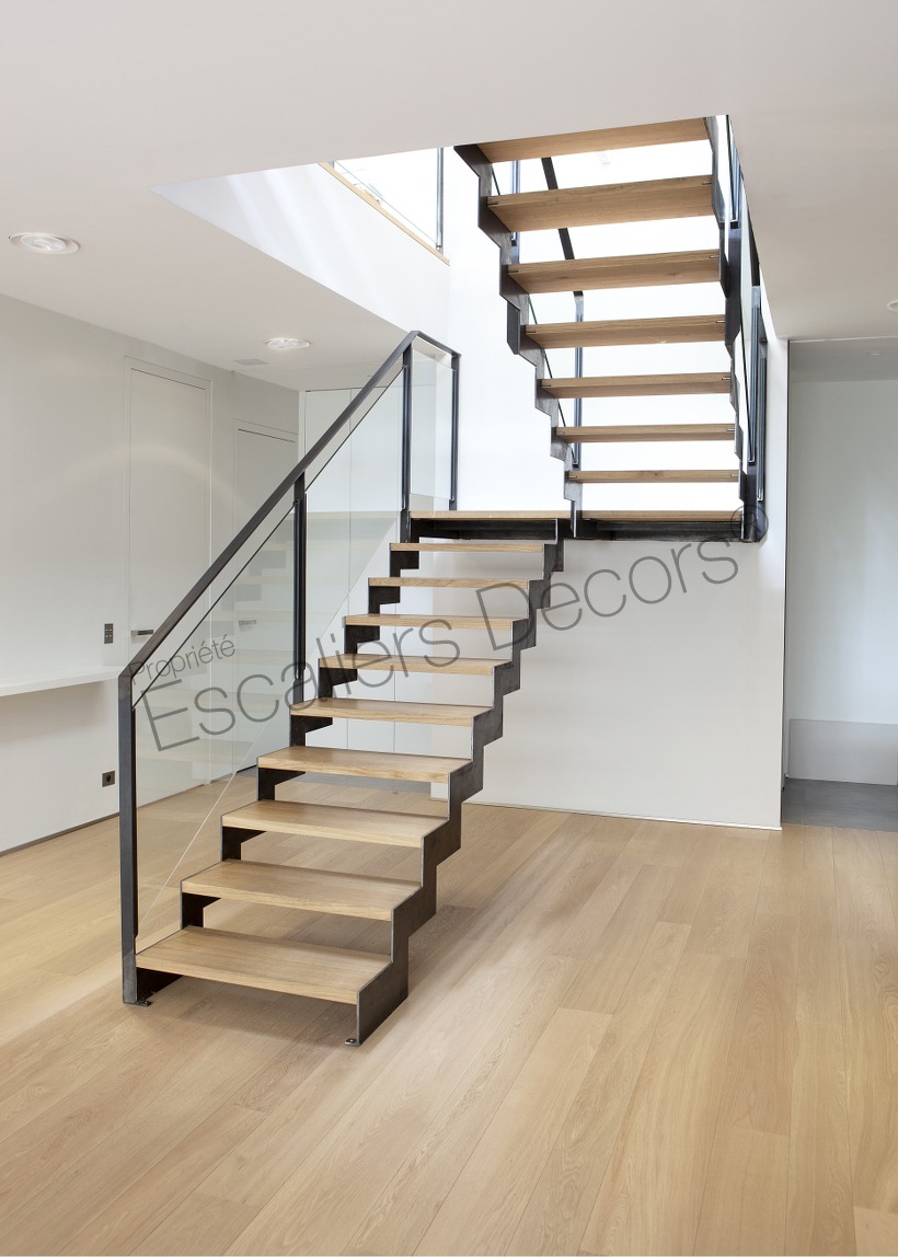 Photo IT127 - ESCA'DROIT® 2/4 Tournants avec Palier Intermédiaire. Escalier d'intérieur design en acier, bois et verre pour un intérieur type loft. Vue 2