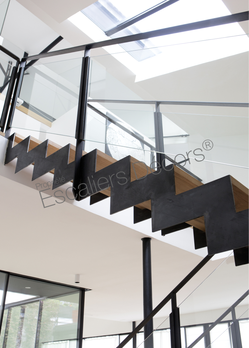 Photo IT127 - ESCA'DROIT® 2/4 Tournants avec Palier Intermédiaire. Escalier d'intérieur design en acier, bois et verre pour un intérieur type loft. Vue 9