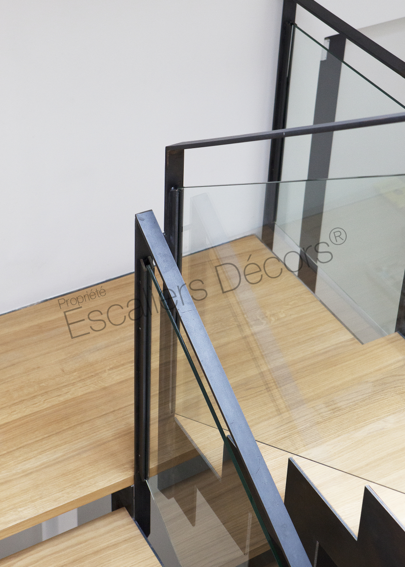 Photo IT127 - ESCA'DROIT® 2/4 Tournants avec Palier Intermédiaire. Escalier d'intérieur design en acier, bois et verre pour un intérieur type loft. Vue 4