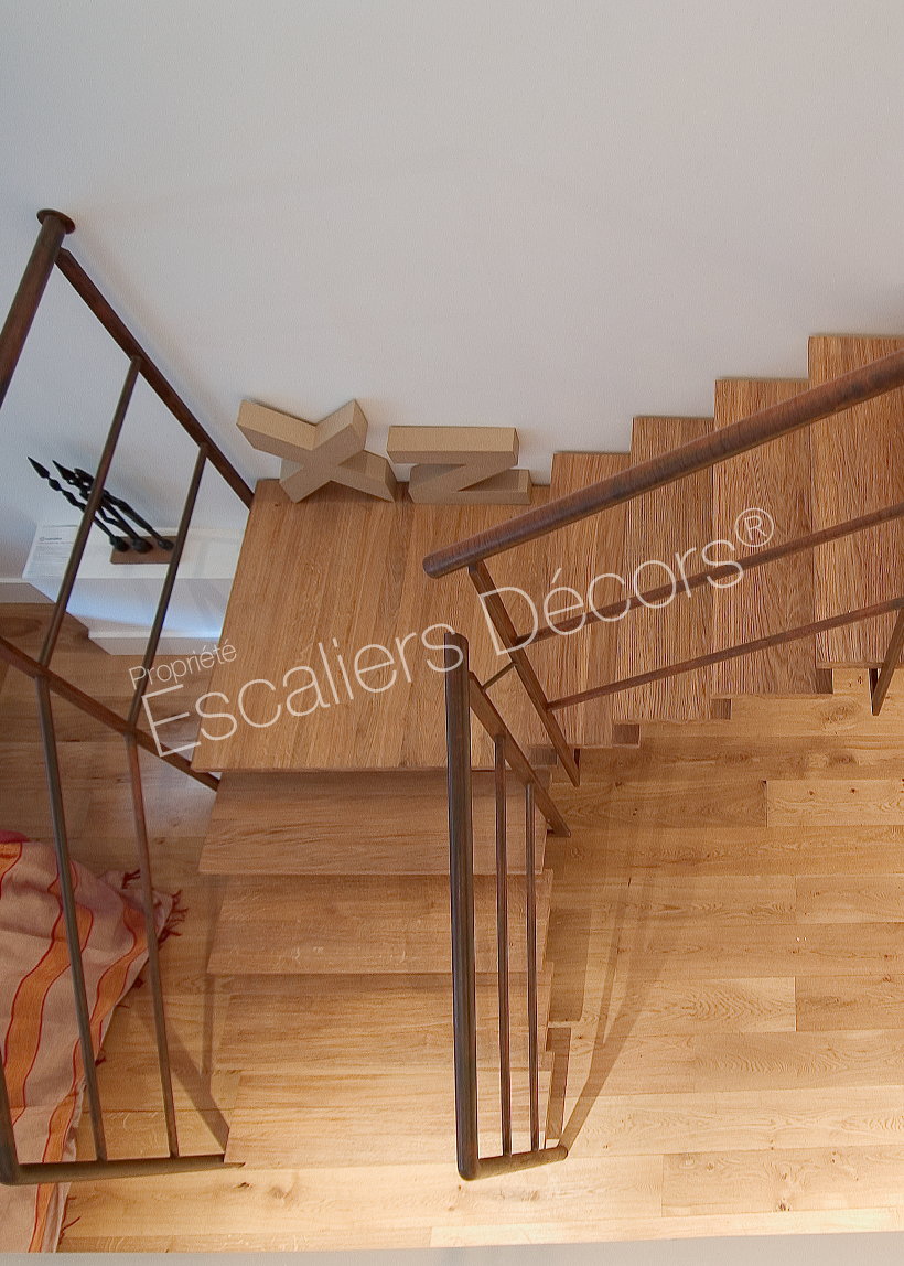 realisation/photo-dt22-esca-droit-1-4-tournant-avec-palier-intermediaire-escalier-interieur-metal-et-bois-sur-double-limon-central-design-1