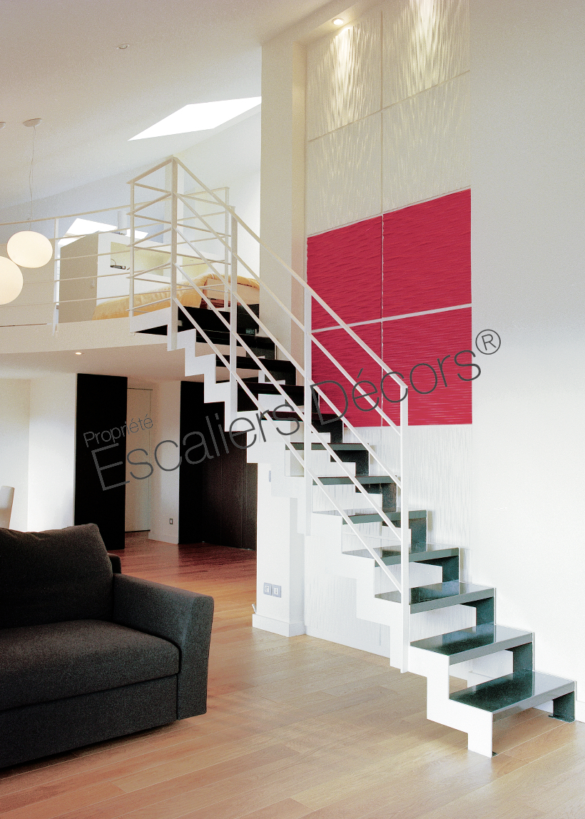 Photo DT25 - ESCA'DROIT® avec Palier d'Arrivée. Escalier métallique d'intérieur droit design pour une décoration contemporaine noir et blanc. Vue 2