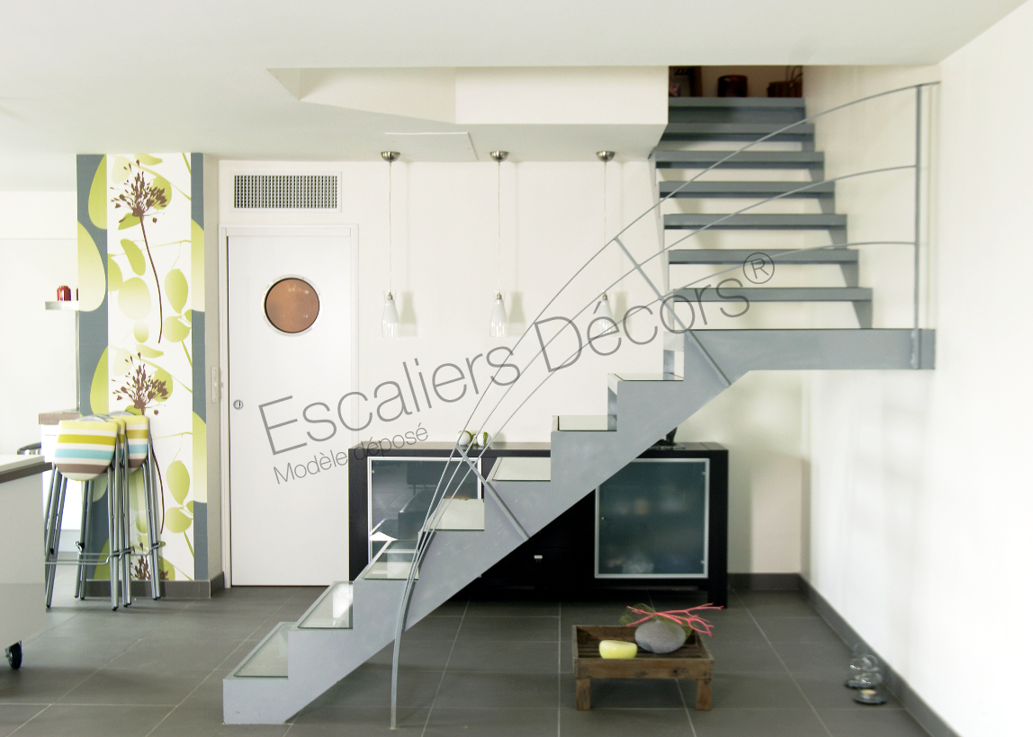 Photo DT44 - ESCA'DROIT® 1/4 Tournant avec Palier Intermédiaire. Escalier d'intérieur en acier et verre contemporain installé dans un loft en duplex. Vue 3