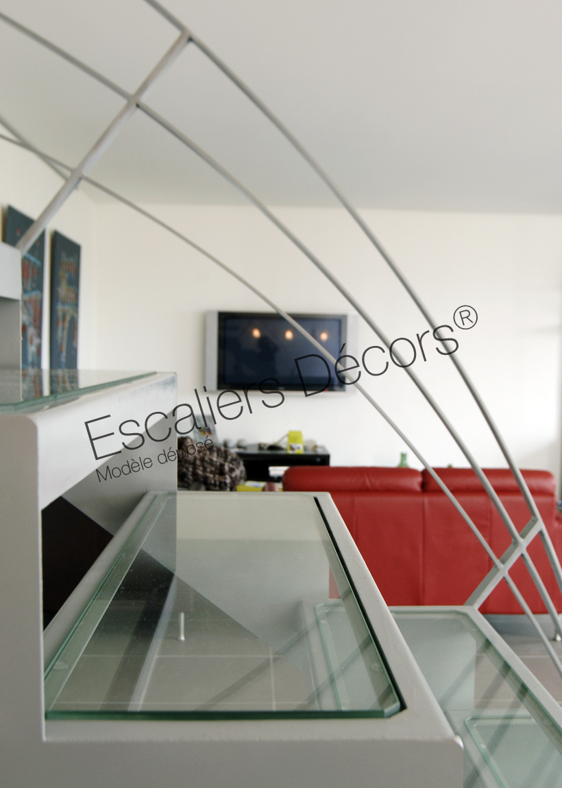 Photo DT44 - ESCA'DROIT® 1/4 Tournant avec Palier Intermédiaire. Escalier d'intérieur en acier et verre contemporain installé dans un loft en duplex.