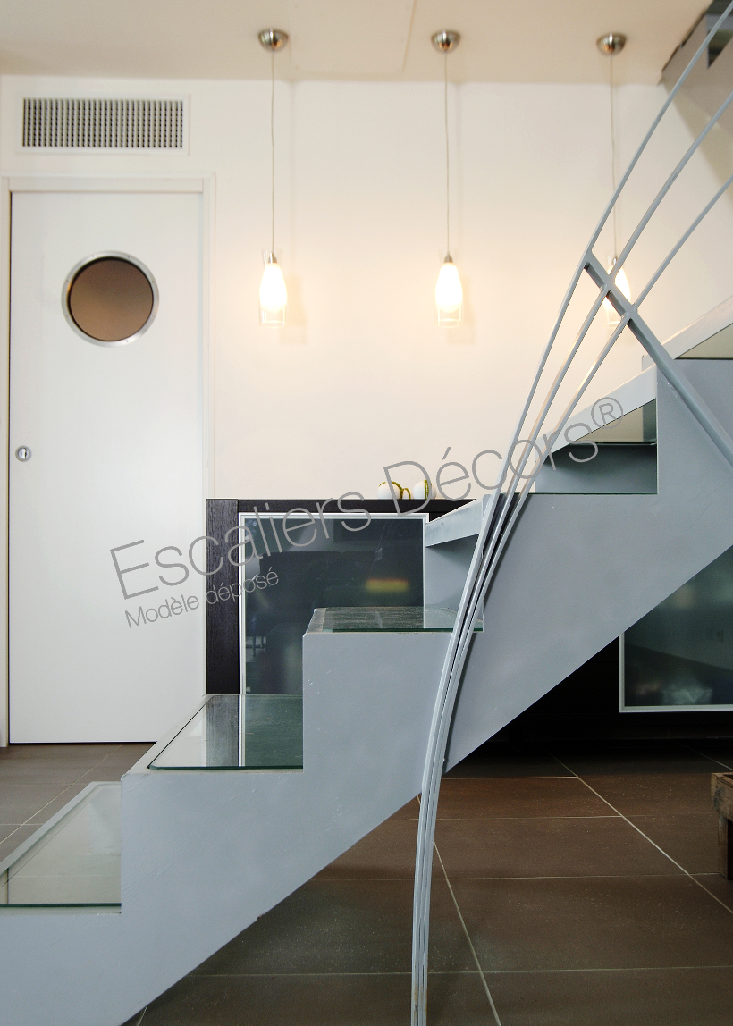 Photo DT44 - ESCA'DROIT® 1/4 Tournant avec Palier Intermédiaire. Escalier d'intérieur en acier et verre contemporain installé dans un loft en duplex. Vue 2