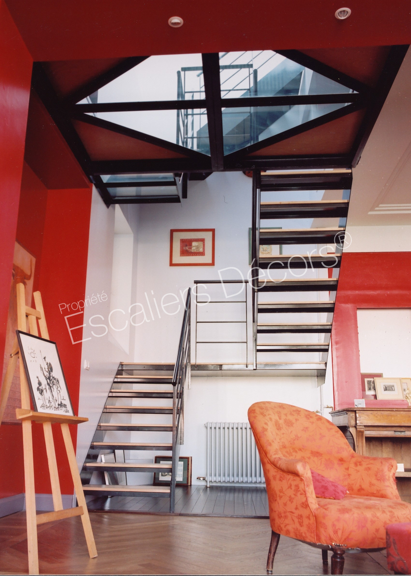 Photo DT48 - ESCA'DROIT® 2 Quartiers Tournants avec Double Palier Intermédiaire. Escalier d'intérieur en métal et bois contemporain.