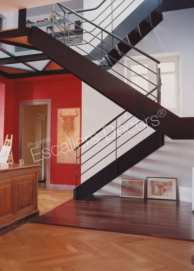 Photo DT48 - ESCA'DROIT® 2 Quartiers Tournants avec Double Palier Intermédiaire. Escalier d'intérieur en métal et bois contemporain. Vue 2