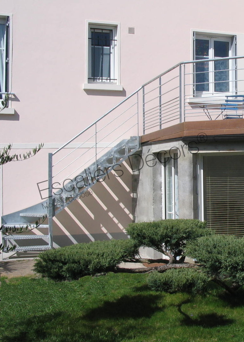 Photo DT72 - ESCA'DROIT® 1/4 Tournant Bas. Escalier extérieur au design contemporain et industriel en acier galvanisé.