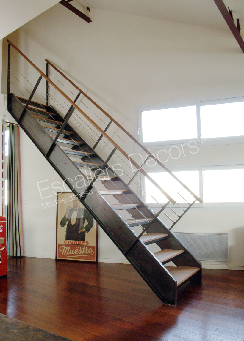 Photo DT43 - ESCA'DROIT®. Escalier droit d'intérieur métal, bois, câbles inox et limons poutres pour une décoration vintage et un design industriel. Vue 4