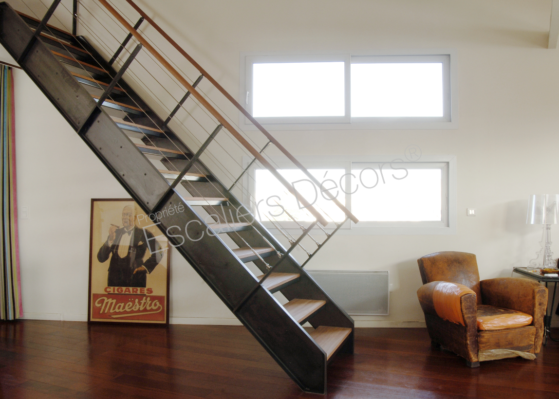 Photo DT43 - ESCA'DROIT®. Escalier droit d'intérieur métal, bois, câbles inox et limons poutres pour une décoration vintage et un design industriel. Vue 2