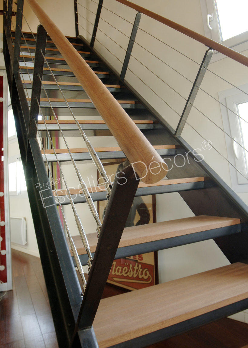 Photo DT43 - ESCA'DROIT®. Escalier droit d'intérieur métal, bois, câbles inox et limons poutres pour une décoration vintage et un design industriel.