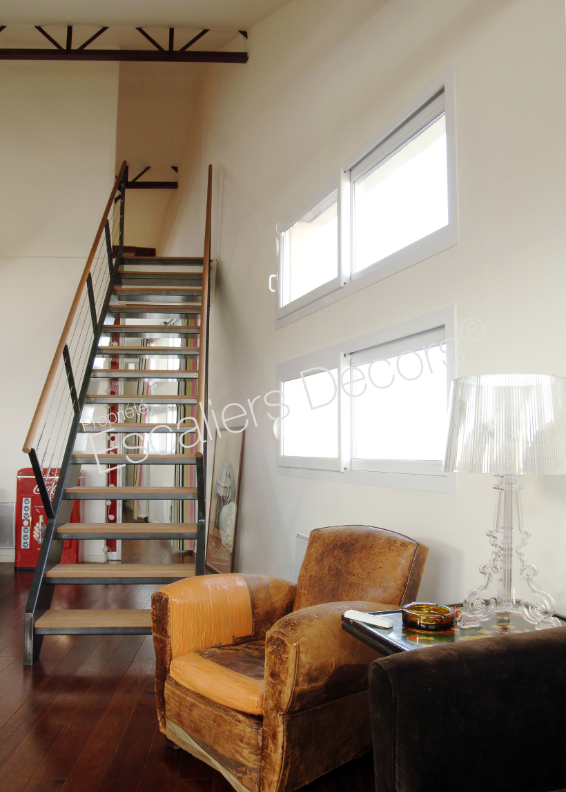 Photo DT43 - ESCA'DROIT®. Escalier droit d'intérieur métal, bois, câbles inox et limons poutres pour une décoration vintage et un design industriel. Vue 3